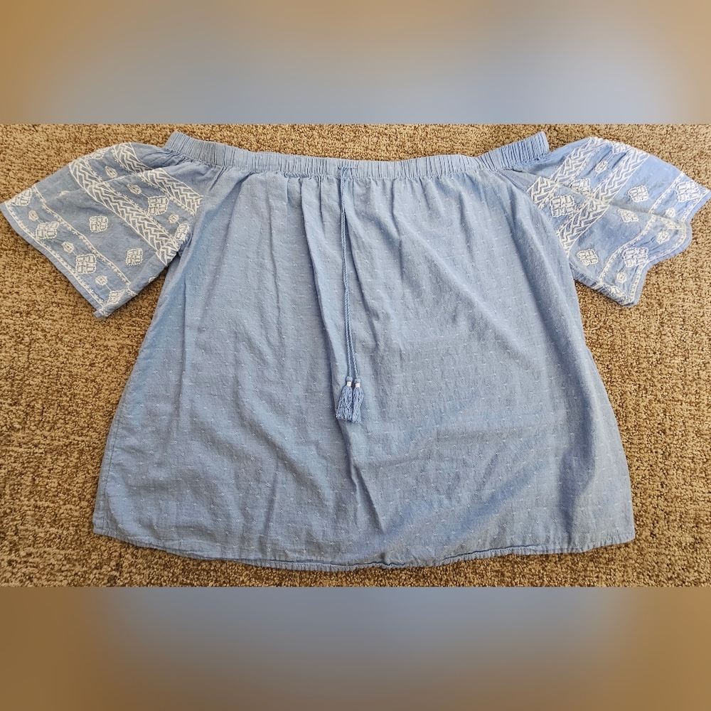 Gently Used Old Navy Chambray off the shoulder top. Only worn 2xs